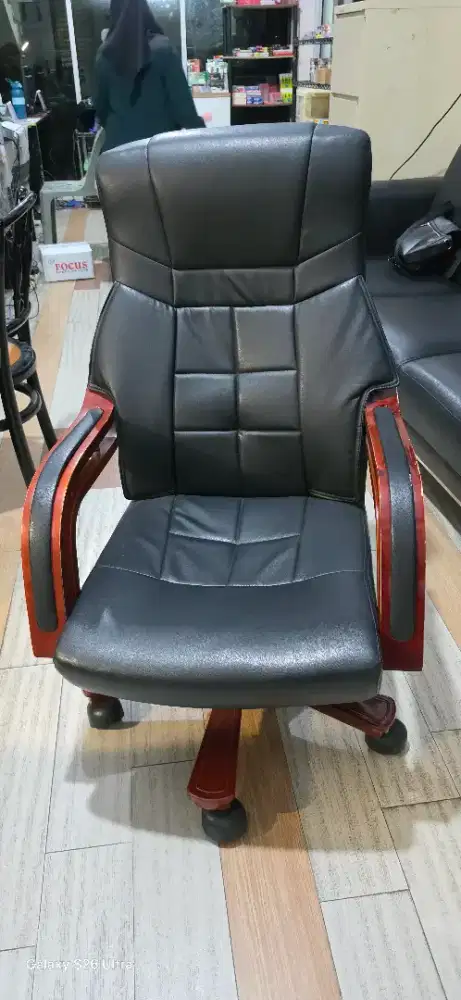 KURSI DIREKTUR MEWAH KULIT