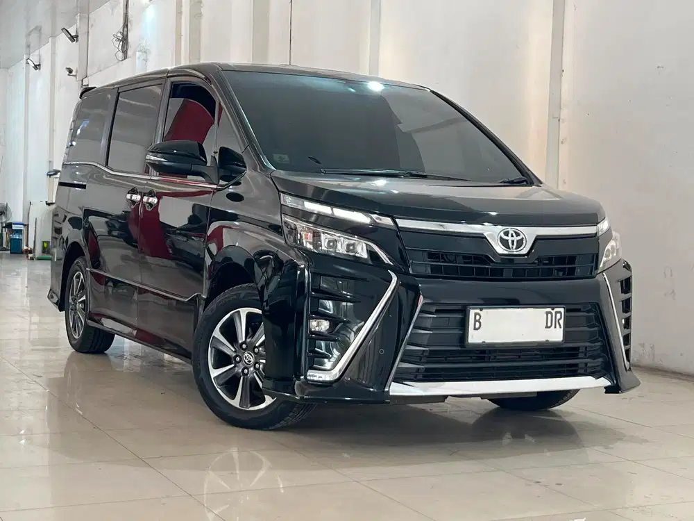Toyota Voxy 2.0 AT 2019 Low KM