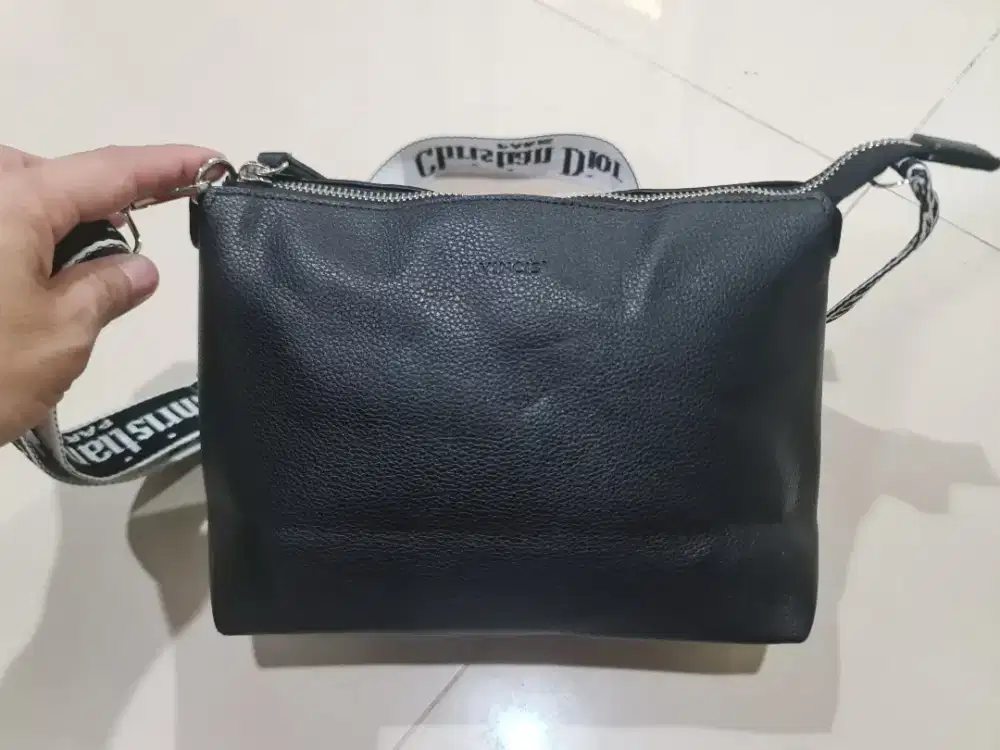 091. Vincis Sling Hand Bag Clutch Unisex Black

Preloved
Leather Kulit