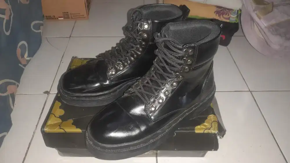 Boots Wanita 8 Hole