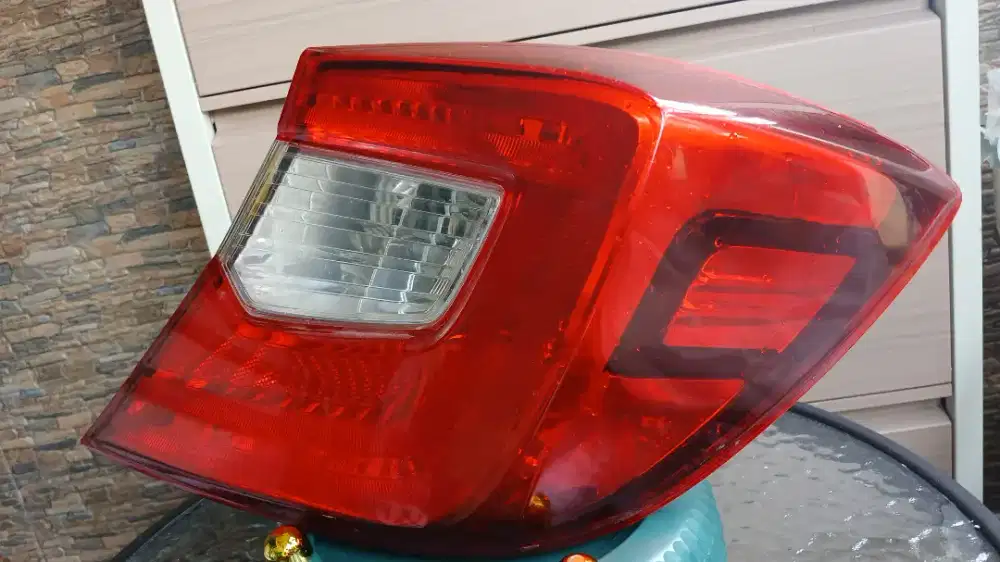 Mika Lampu belakang brio satya (kanan)