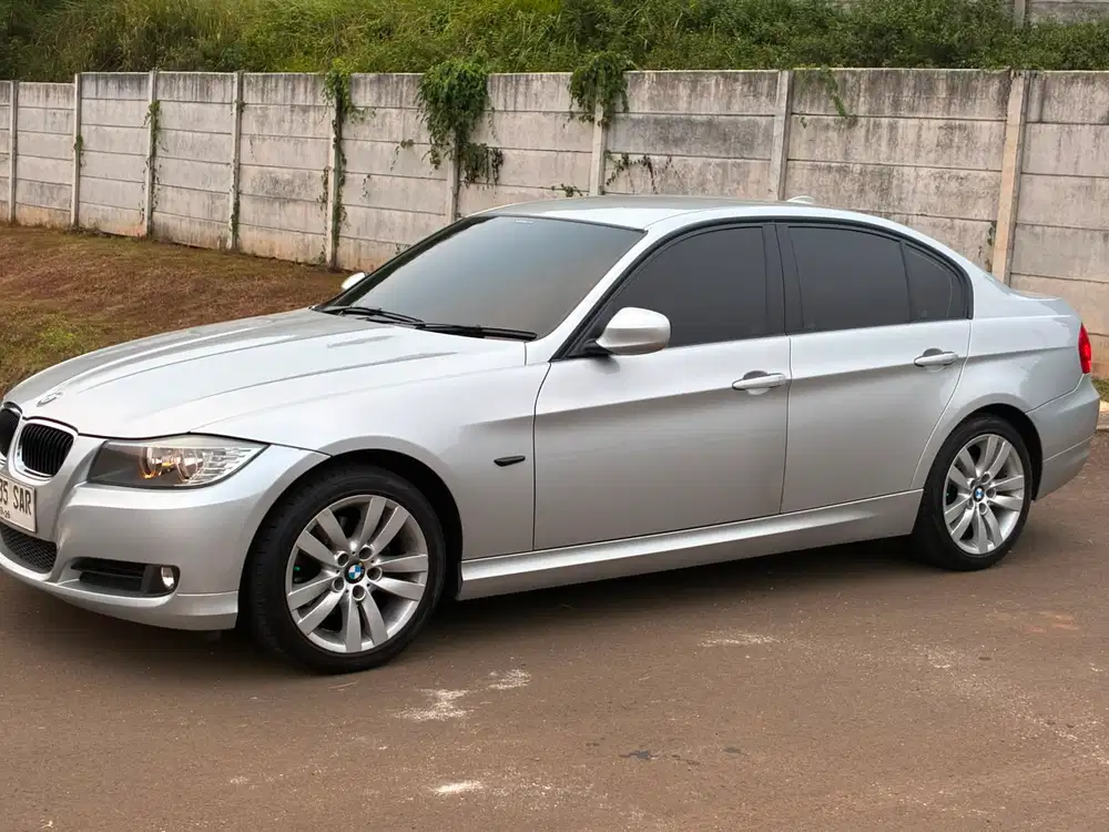 BMW 320i 2010 Bensin