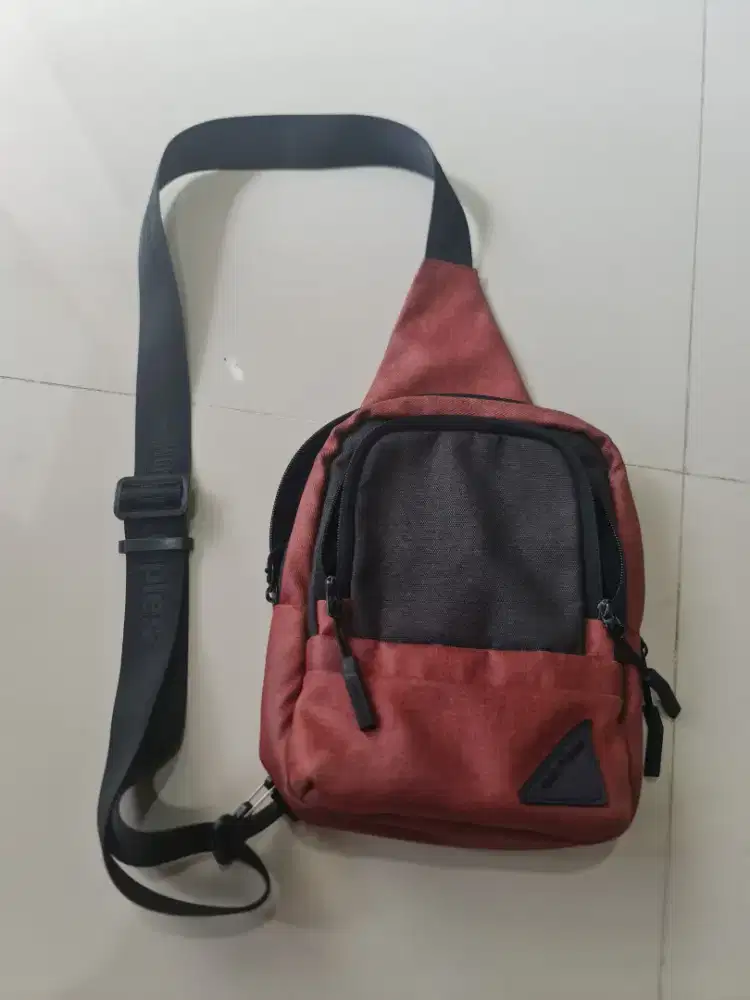 Hush Puppies Chest Body Bag Men Pria Orange Black
Preloved Nylon Ori