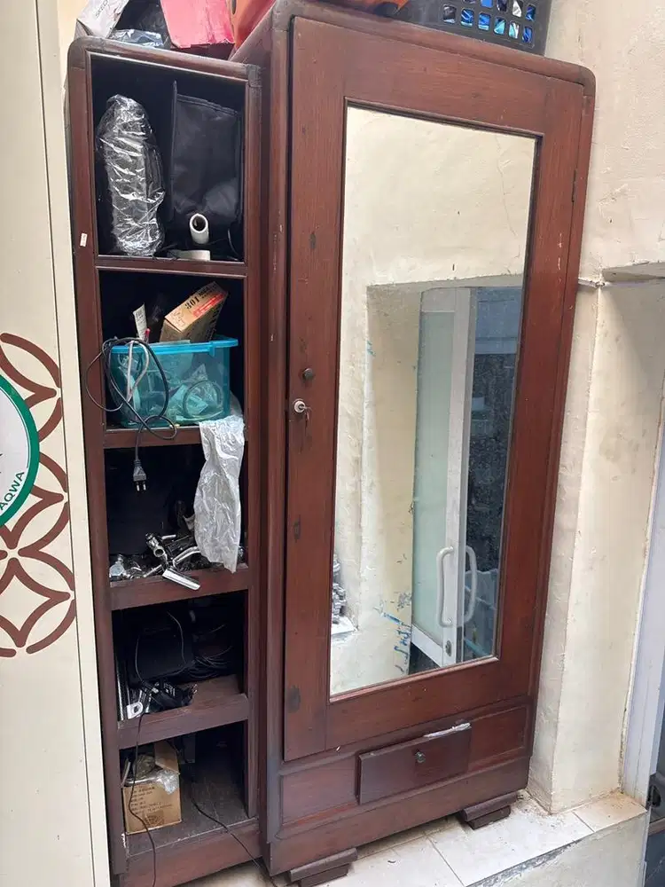 Lemari jdul dan cermin jadul
