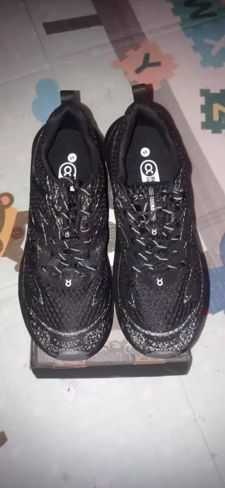 Sepatu Running 44