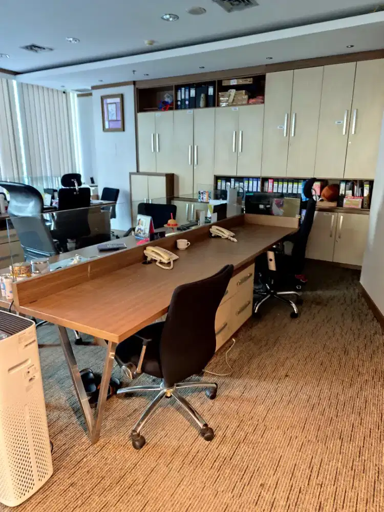 Meja Staff kondisi baik