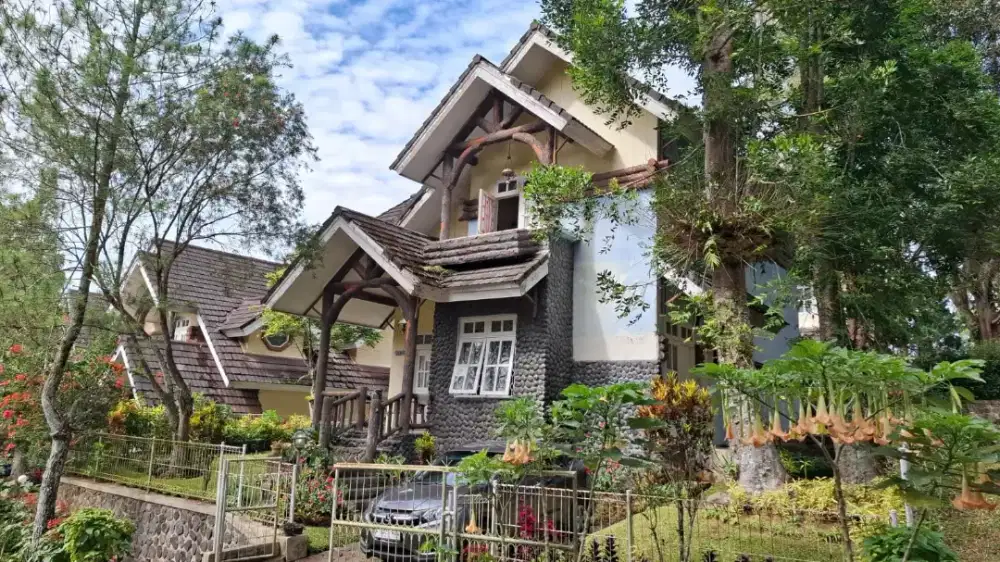 Dijual murah vila 2lantai luas tanah 290 mtr lokasi kota bunga Cipanas