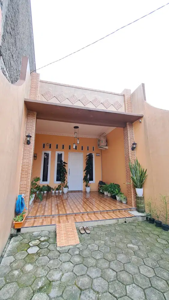 Dijual Rumah Nyaman dan Strategis di Ciracas, Jakarta Timur!