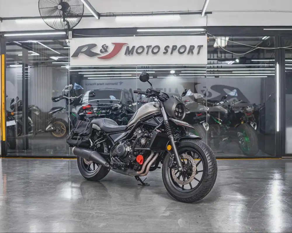 Honda Rebel 500 cc Km 2.000an warna Silver