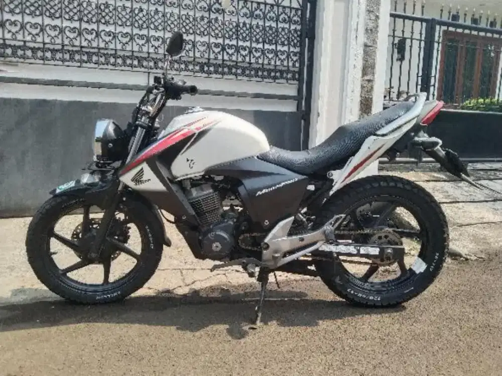 New megapro 2013, strip putih