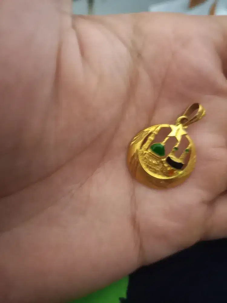 Liontin emas kakbah