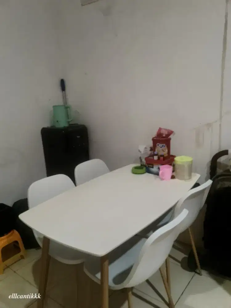 Meja makan Informa