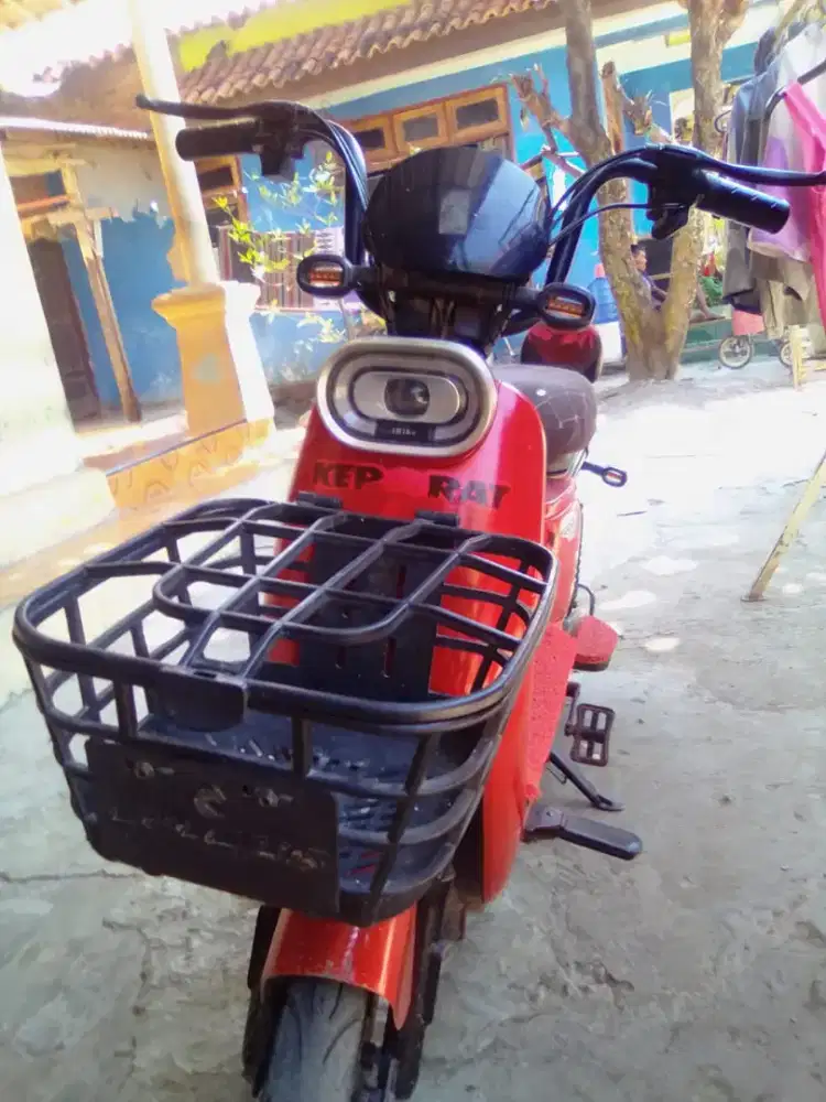 Sepeda listrik merek tomax