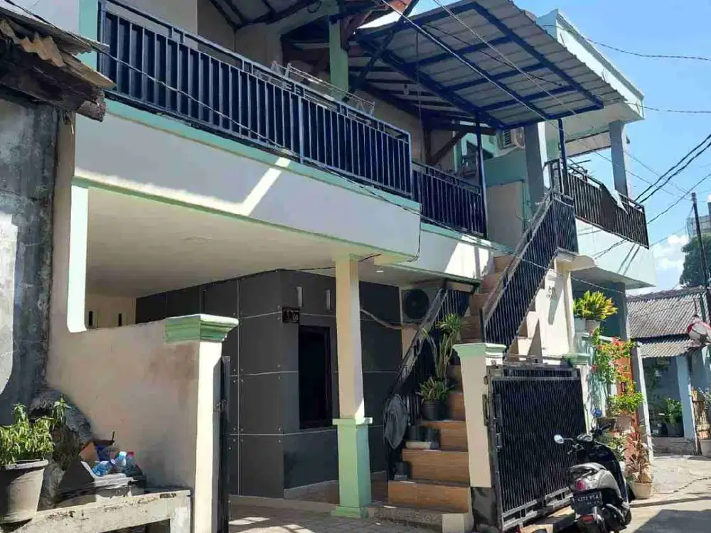 Rumah Tingkat2 ada kos2san 3 pintu, di kp Tanah pit Harapan indah, Bekasi kota