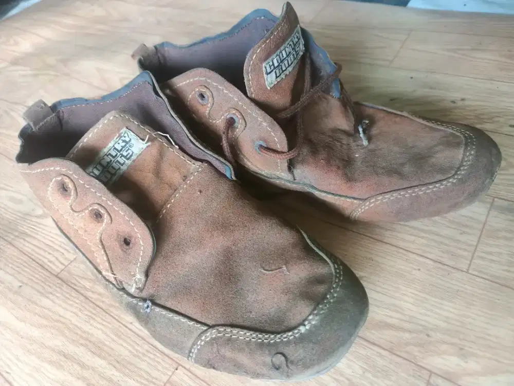 Sepatu kulit asli merk COUNTRY BOOTS