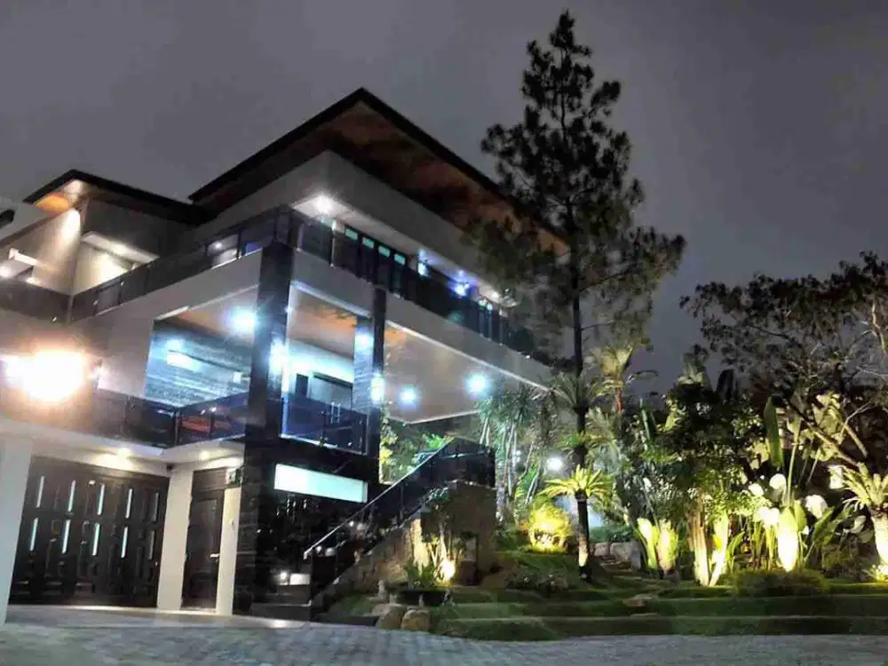 RUMAH MEWAH DUA UNIT JEJER LOKASI RIVERSIDE KOTA MALANG