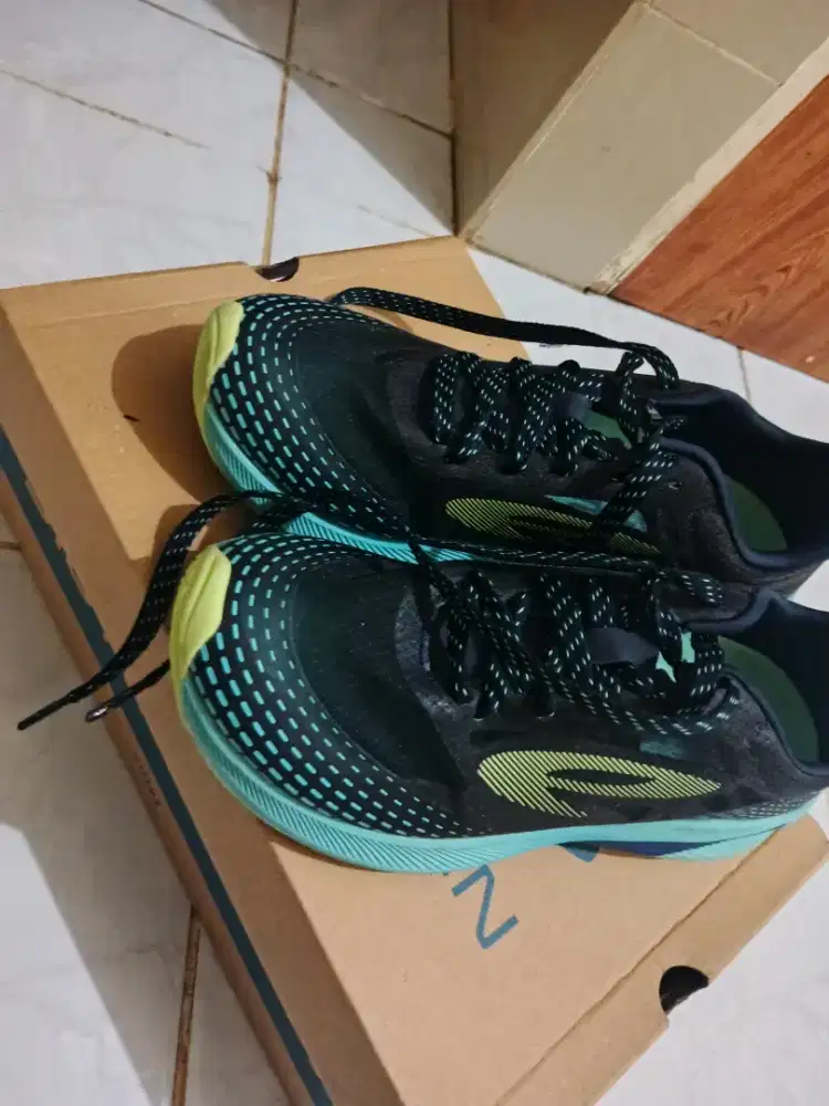 sepatu olahraga