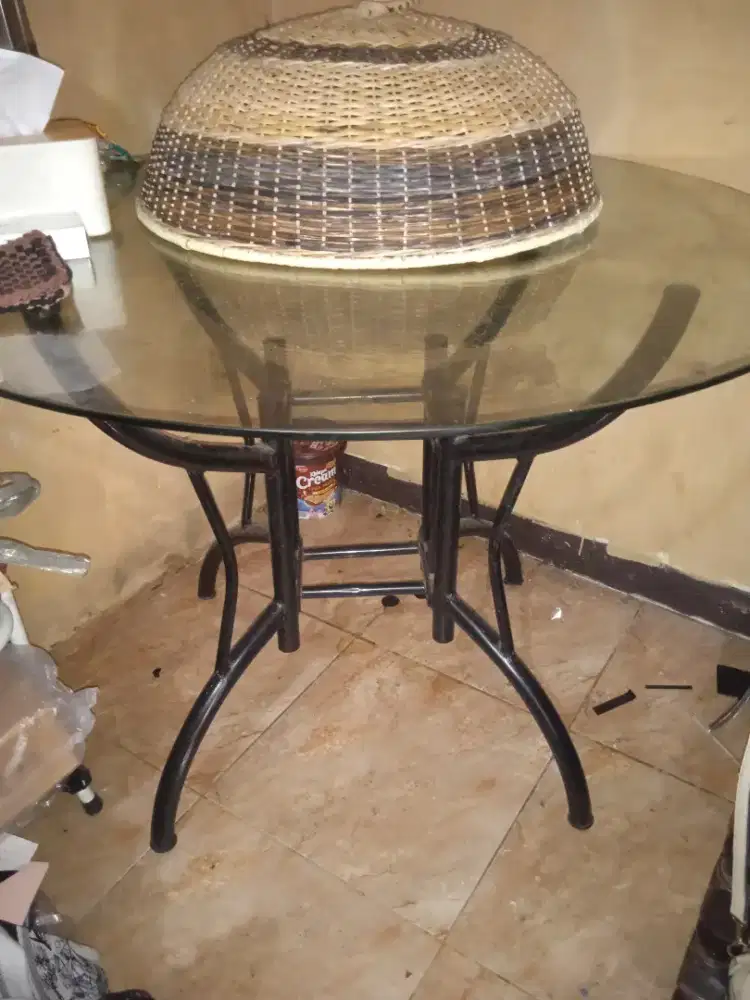 Meja makan besi & kaca