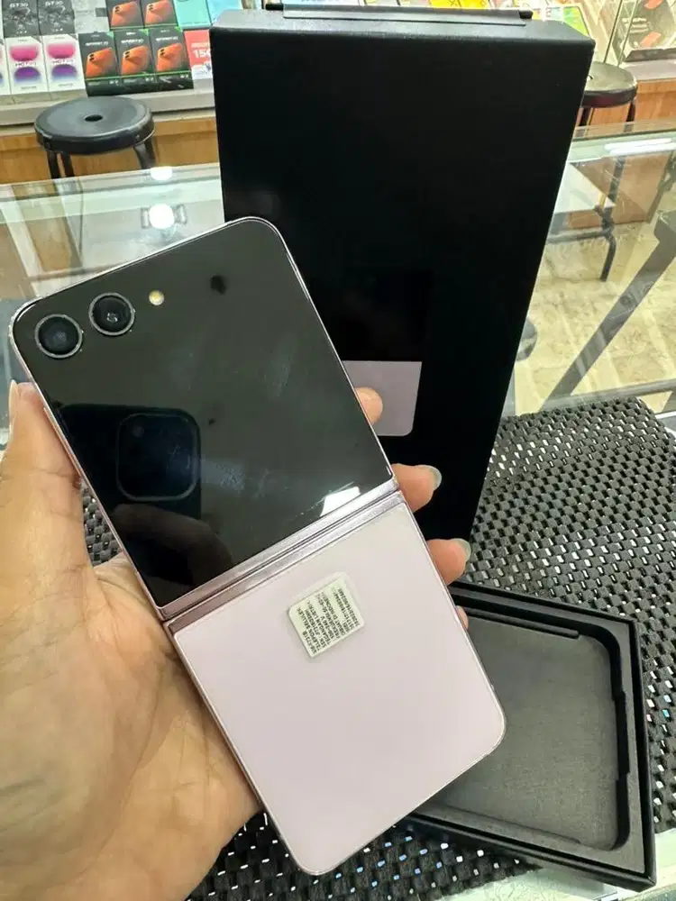 Second Samsung Galaxy Z Flip 5 8/512GB Lavender Ex Garansi Resmi