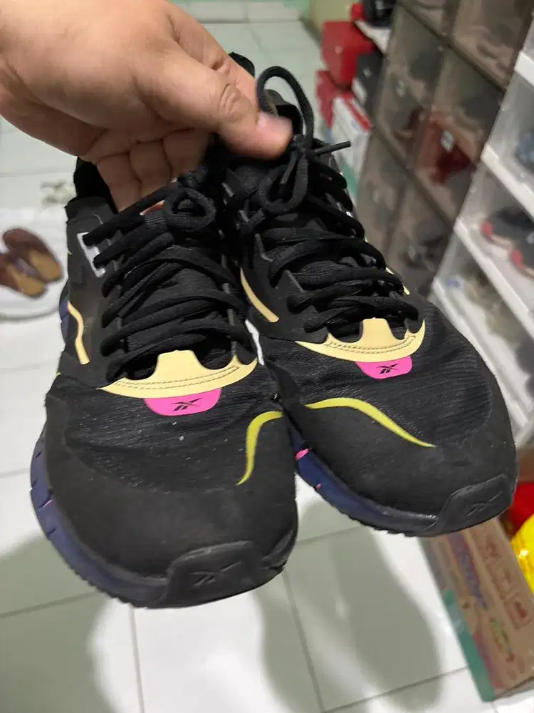 Sepatu pria  reebook