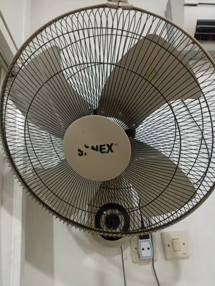 Kipas angin dinding sanex 18 inci