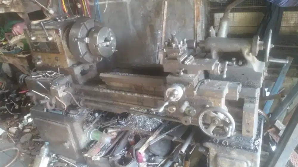 Mesin bubut TA SHING // TS 700 B