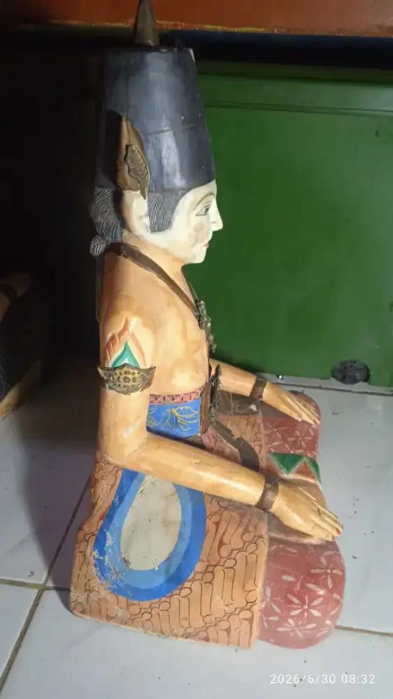 Apa adanya  patung antik kayu sepasang Loro Blonyo agak dikit retak