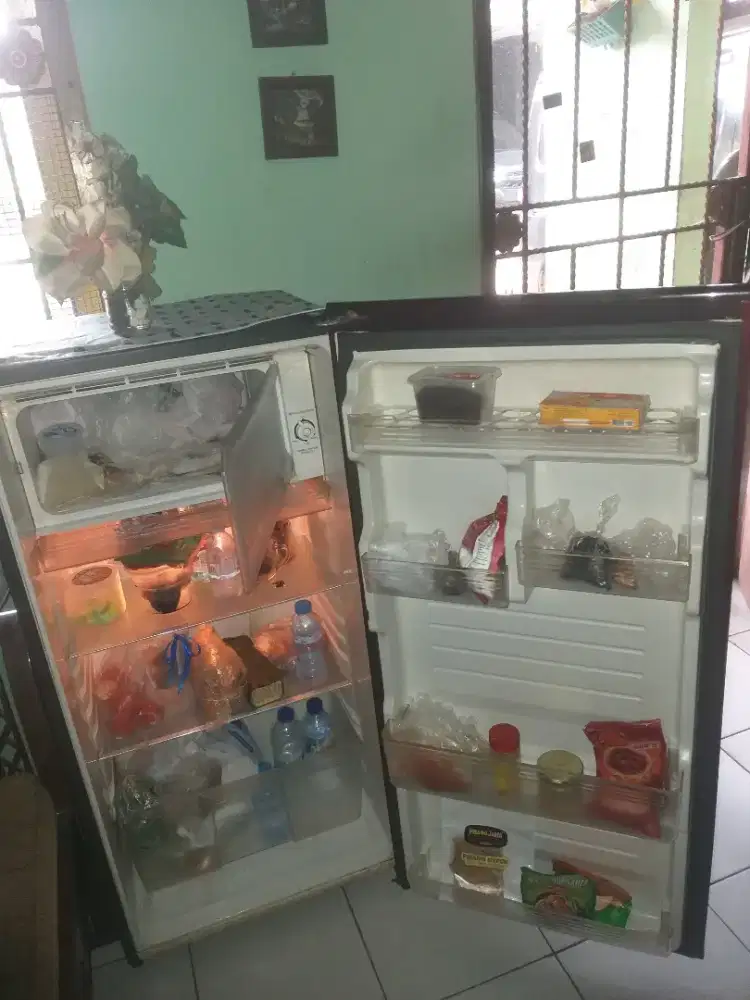 Kulkas sharp rumah tangga sgt normal dngin bgt free lalamove dkt