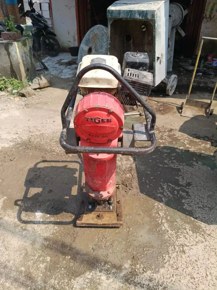 Jual Pemadat Tanah Stamper Kuda Tiger Mulus Siap Kerja