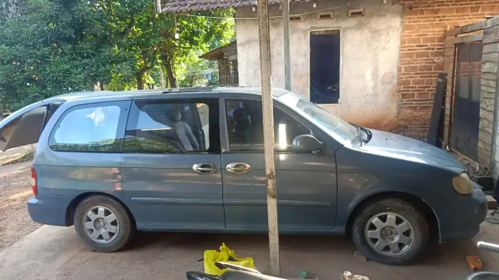 Mobil kia carnival