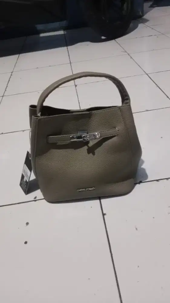 tas kulit wanita