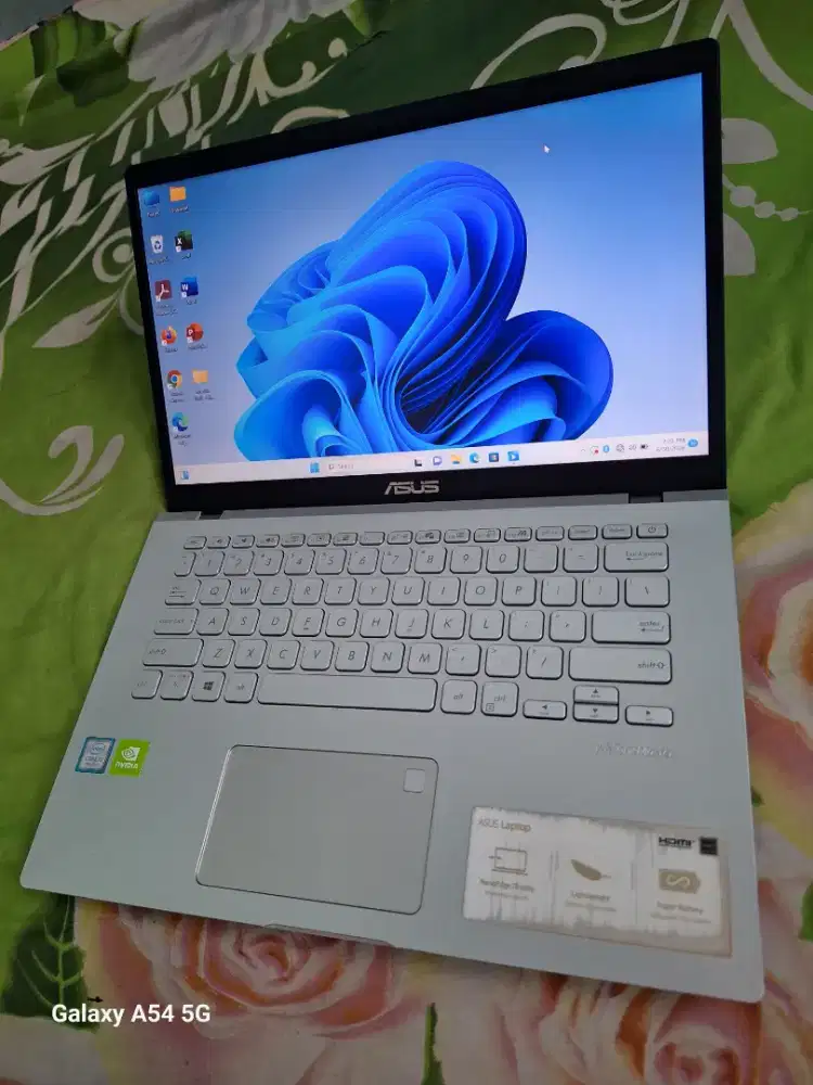 Bismillah di jual laptop asus vivobook slim core i5gen8 siap pakai