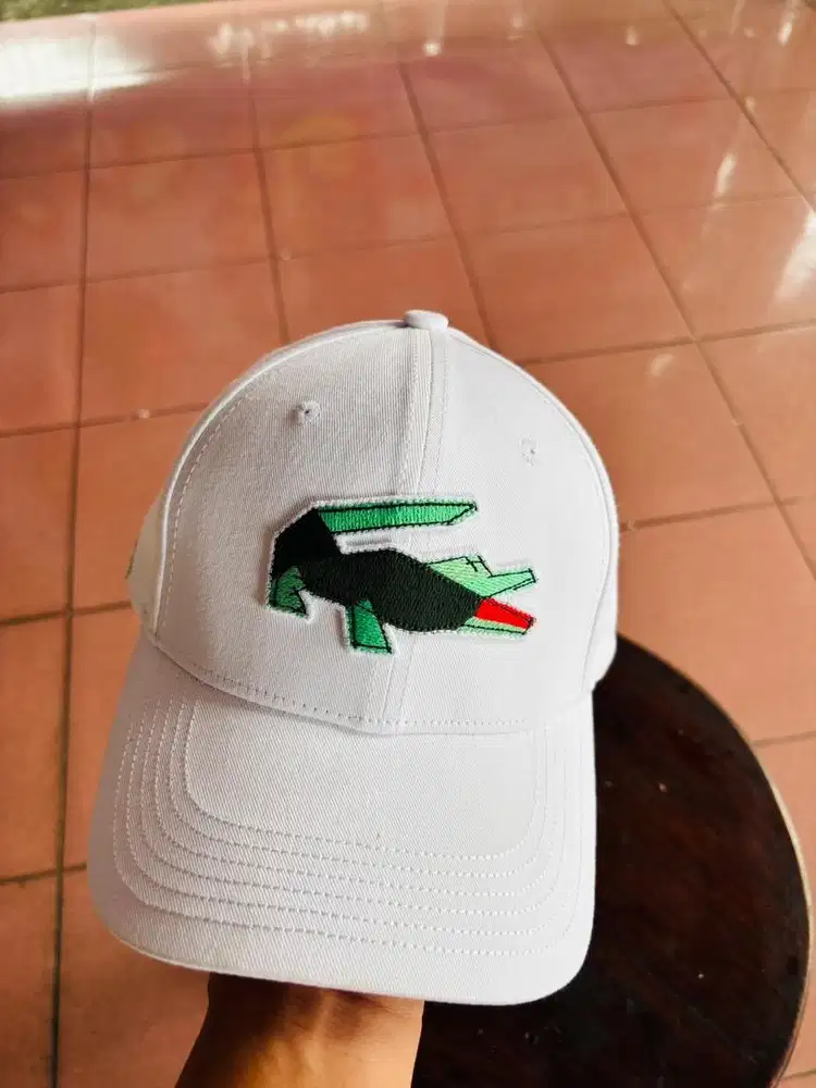 Topi buaya putih