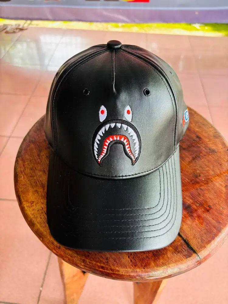 Topi mbape hitam