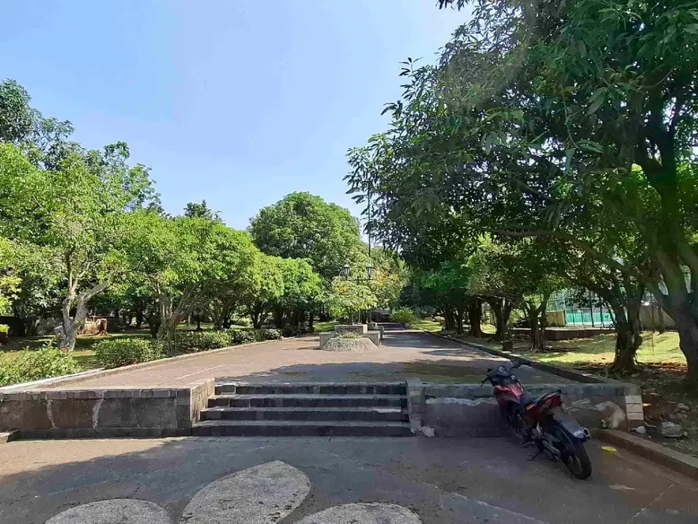 Rumah Murah 2 1/2 Lantai Renovasi Total Posisi Depan Taman di Cluster Tengah!