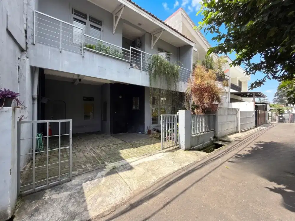 RUMAH SIAP HUNI 2 LANTAI DEKAT KE JALAN LEBAR HARGA 2 M - AN