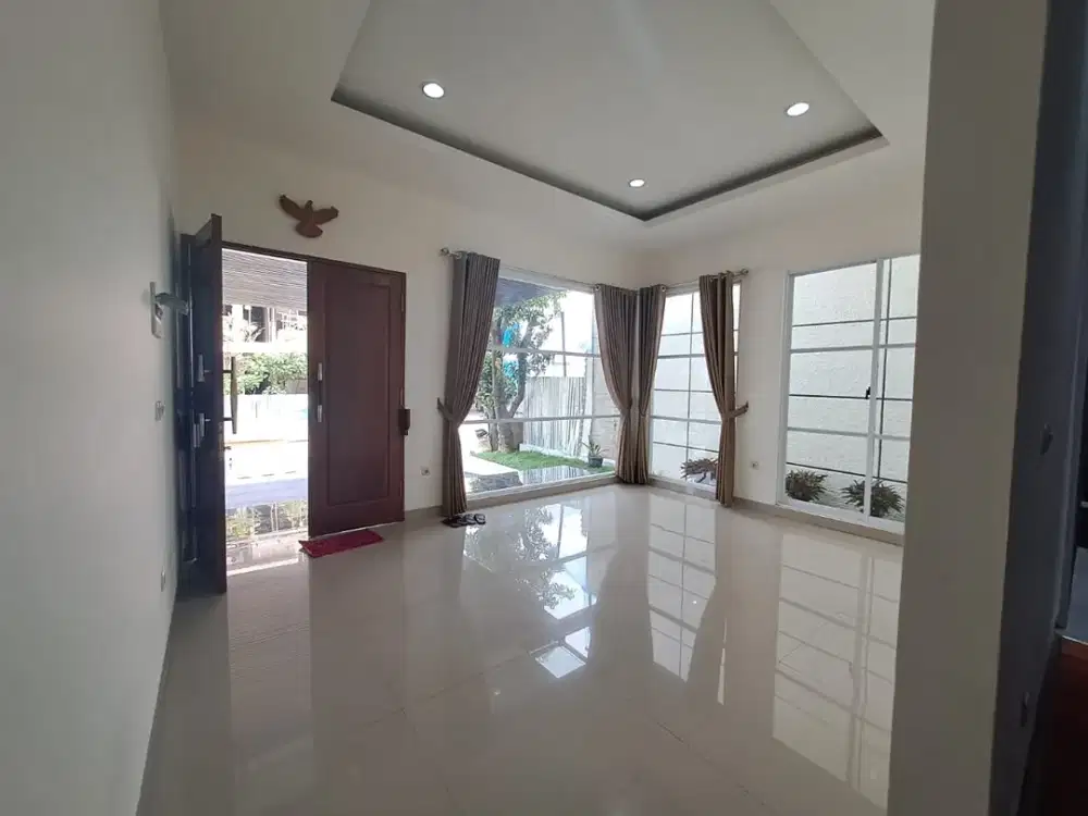 Rumah 3 Lantai 4+1 Kamar Hadap Selatan di Alam Sutera