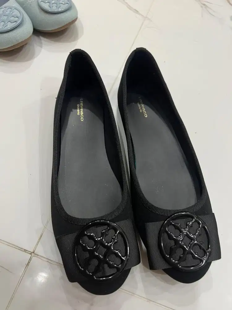 Sepatu ukuran 38