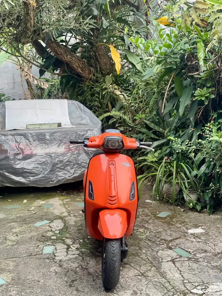 Vespa sprint 3v 150 orange