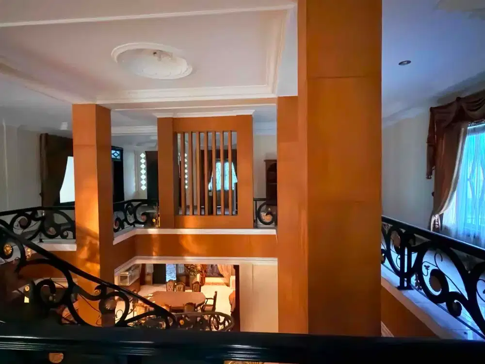 Di Jual Rumah jl Boulevad Wika posisi strategis dekat kolam Renang