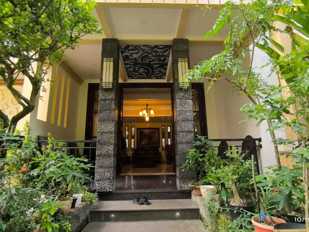 Rumah Mewah dengan Pool di Tengah Kota, Pondok Indah JakSel