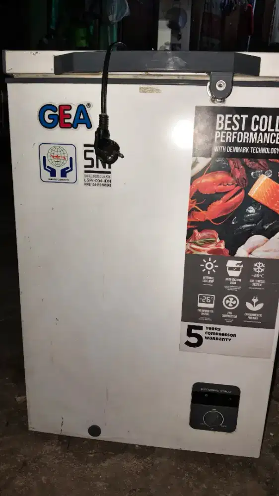 Gea freezer kondisi bekas pemakaian