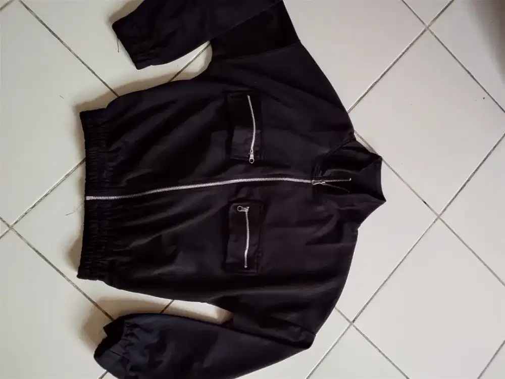 Jaket fashion wanita, warna hitam, resleting, keren