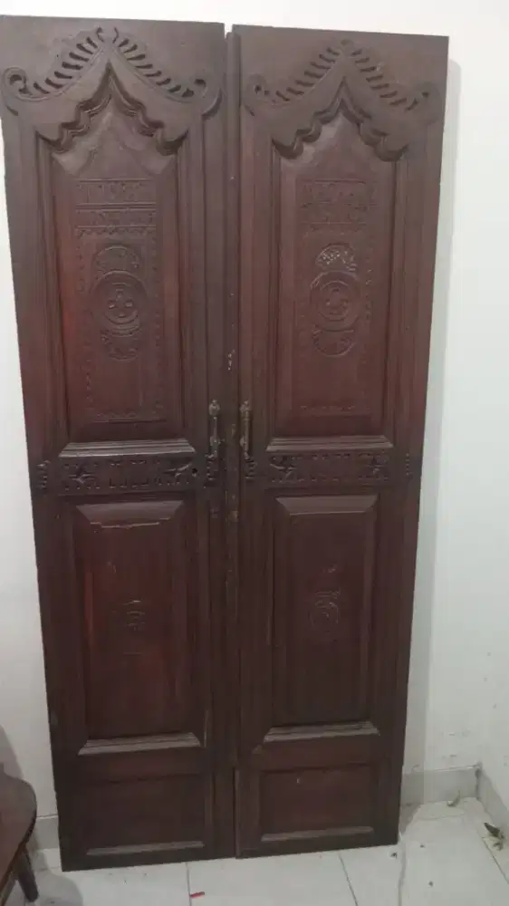 Pintu jati buka tengah