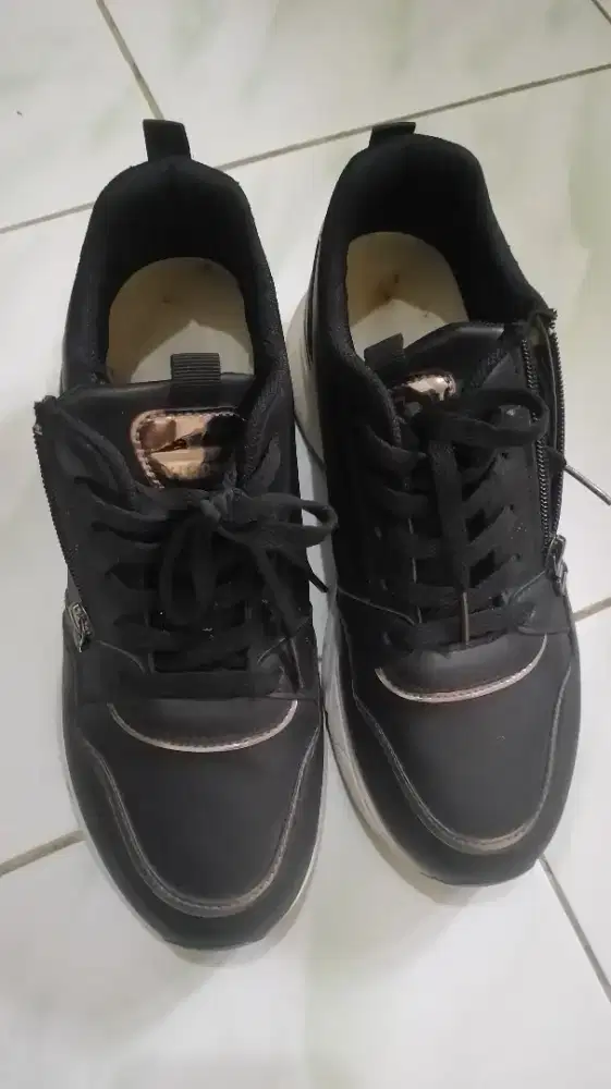 Sepatu wedges wanita