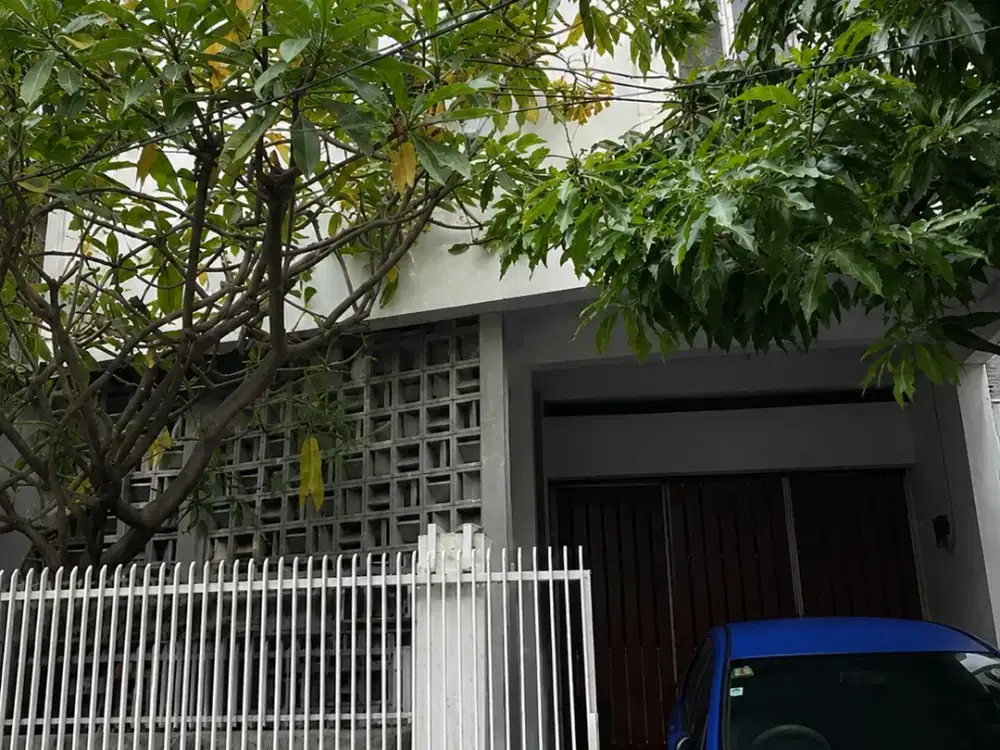 Turun Harga di Bawah Pasaran!! Dijual Rumah Idaman Keluarga dengan 2 Lantai Terletak di Cempaka Putih yang Strategis, Aman dan Nyaman.