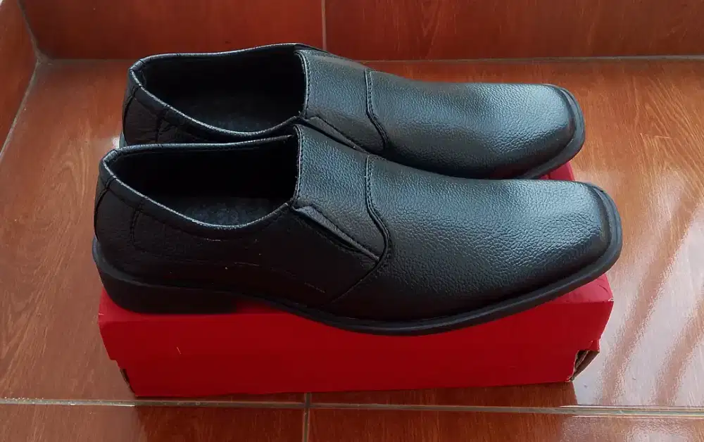 Sepatu Pantofel redknot
