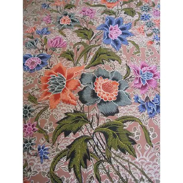 Vintage kain batik lawasan / kuno dengan motif rangakain bunga