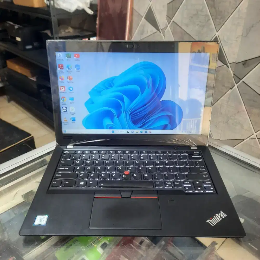 Thinkpad X280, Core i5 gen 8, RAM 8GB, SSD 256GB, Layar 12,5 inch