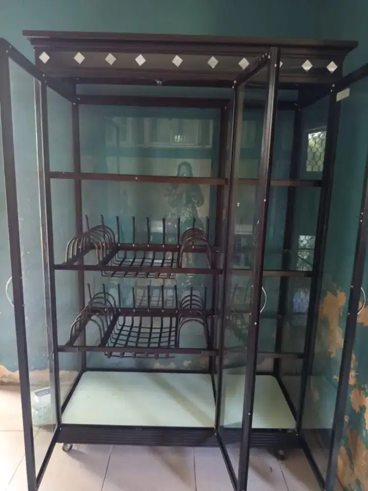 Lemari Piring 3 pintu Full Kaca Masih Sangat Bagus